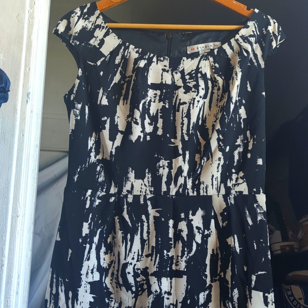 Black and white print modern fitted dress size 6, knee length -AA Studio
